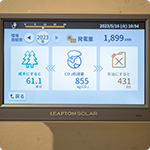 太陽光発電システムの制御パネル。