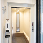 1階から2・3階の診療室へあがるエレベーター。車いすでも上がれます。