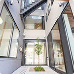 すぎ歯科クリニック入口中庭。