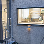 中庭越しに見える消毒滅菌ルーム。